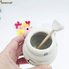 Honey Jar Ceramic Honey Pot vacío blanco al por mayor con el cazo de madera para el almacenamiento de la miel