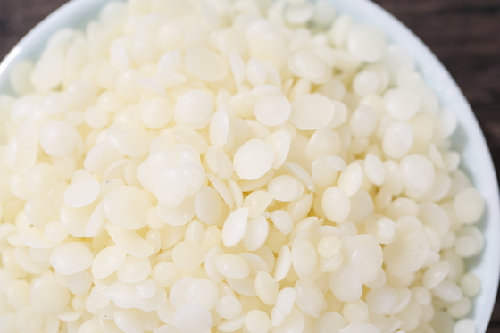 La cera de abejas blanca pura del 100% granula la cera blanca del gránulo para la comida y la industria cosmética