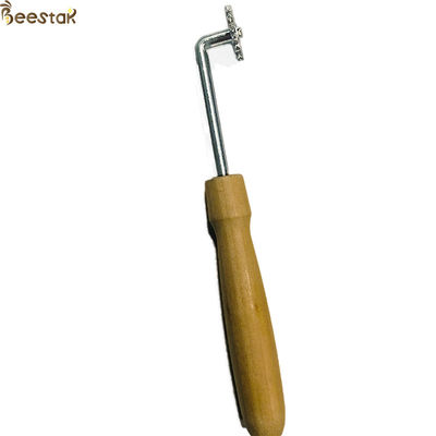 Estímulo Embedder de la manija de Beehive Tools Wooden del apicultor con el pequeño engranaje para la apicultura